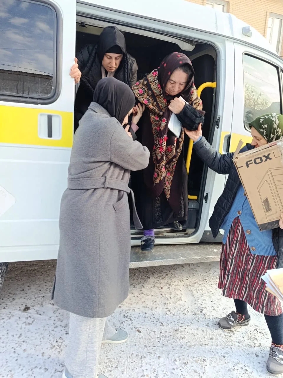 Мобильная бригада доставляет пожилых жителей Цумадинского района на медосмотры